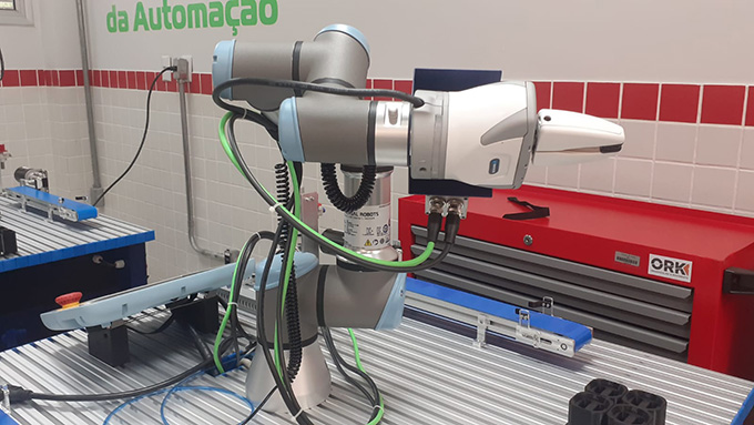 Braços robóticos modernizam laboratórios das escolas geridas pelo CETT UFG2