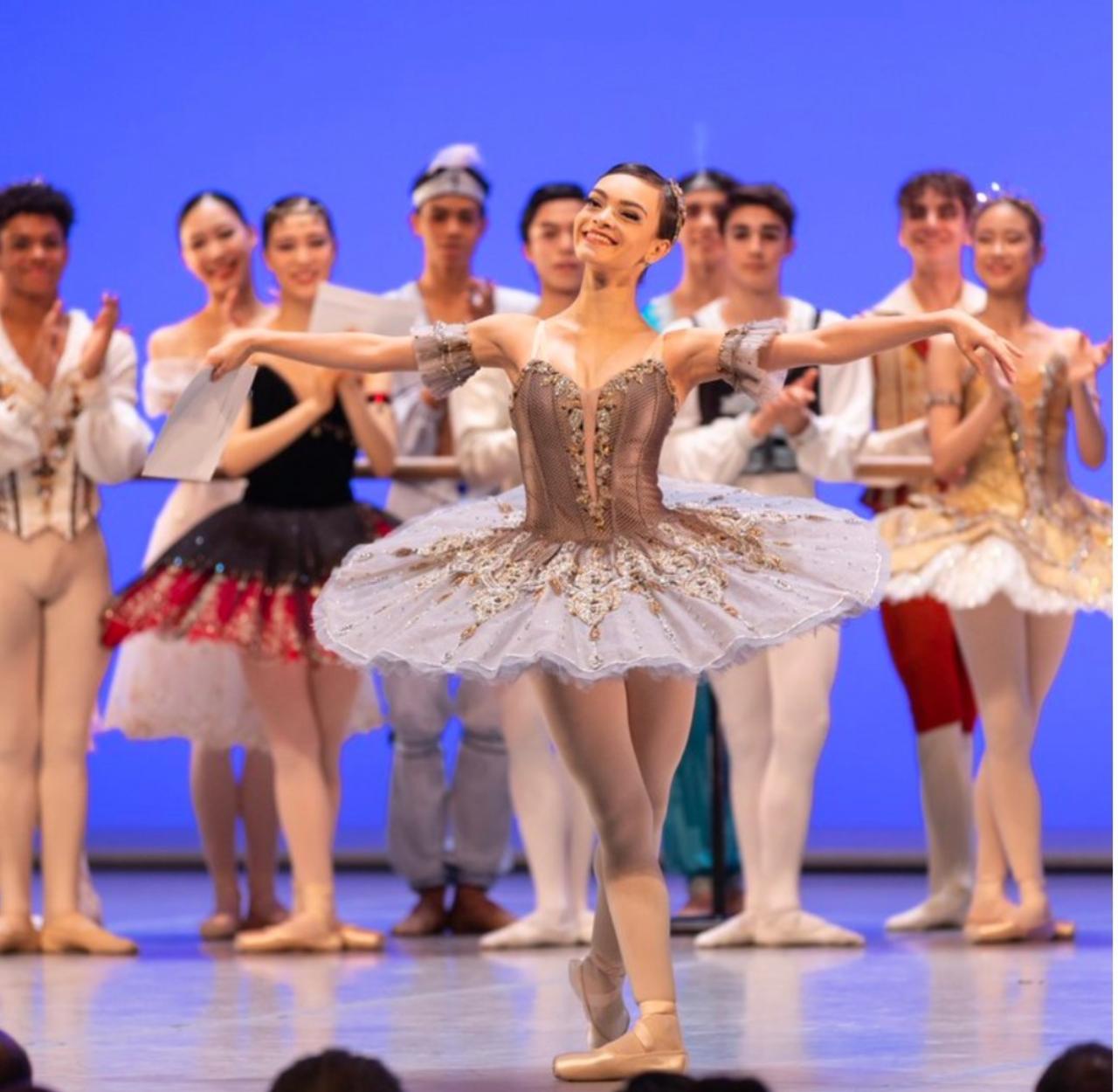 Ana Luísa Negrão, bailarina da EFG em Artes Basileu França, é premiada em competição de dança na Suíça; também aluna da escola, Lucía Abril Marcucci ficou entre as semifinalistas (Foto: SEDI)